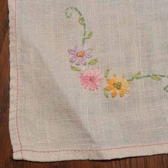 3 pc set vt embroidered white linen 29.5" X 31.5" tablecloth mat plus 2 doilys. - Picture 4 of 14